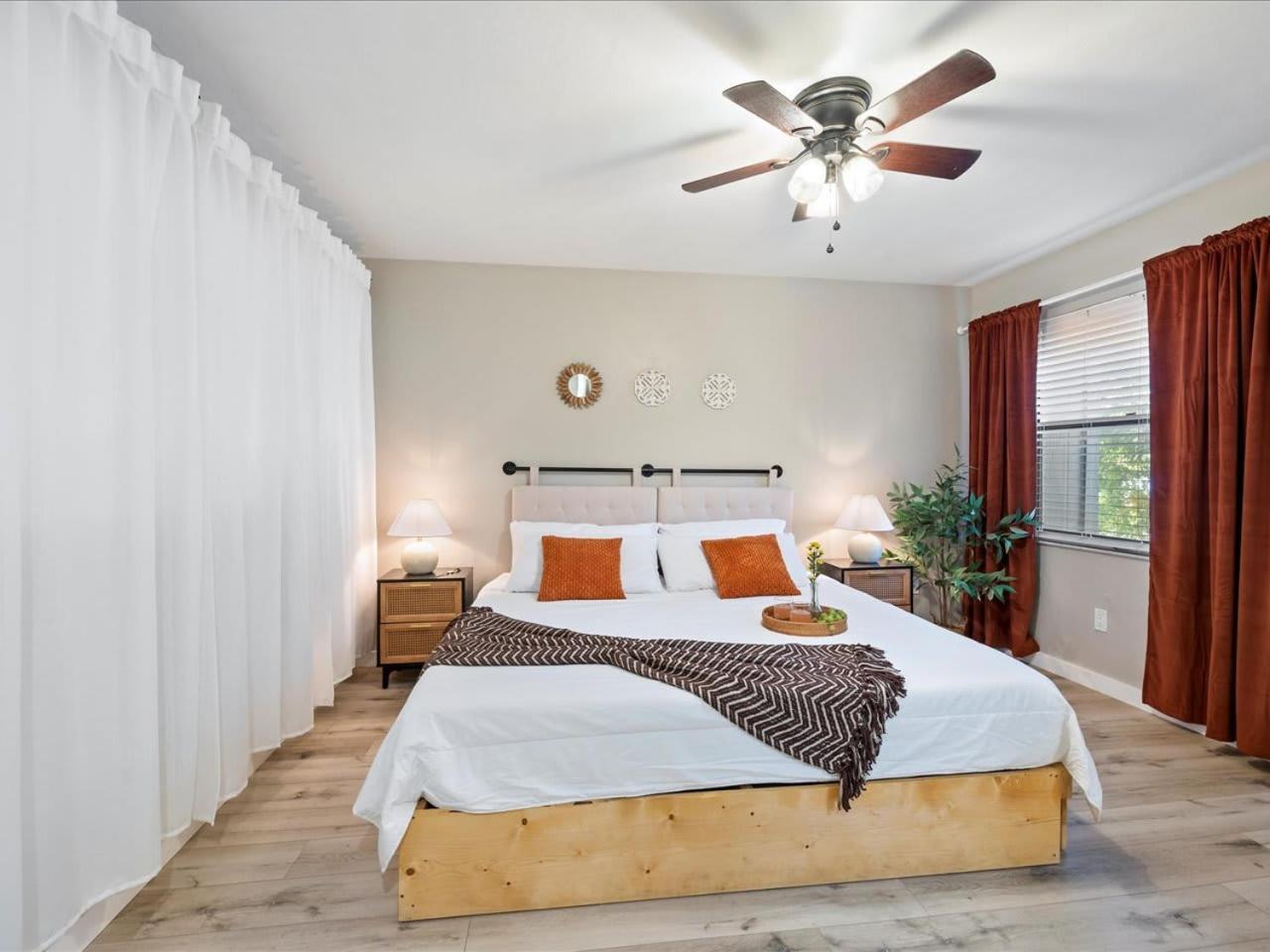 Artist'S Tower Townhome Just Renovated W Loft Gainesville Exterior foto